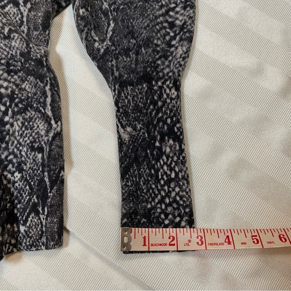 Talbots Pure Merino Wool Women’s Sweater XS Long Bishop Sleeve Gray Snake Print - Picture 10 of 12
